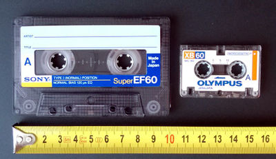 Kaseta "Compact Cassette" (po lewej) i Mikrokaseta (po prawej).