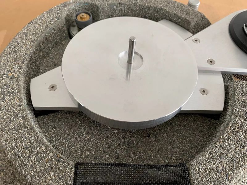 Plik:Thorens Concrete -04.jpg